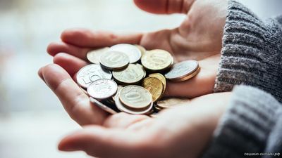 Некоторым бюджетникам пообещали поднять зарплату.